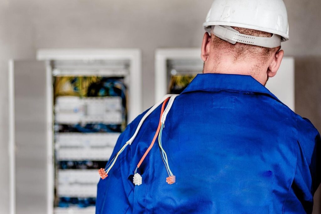 Elektricien Soest met spoed aan het werk in de meterkast voor veilige en snelle oplossing van elektrische storingen
