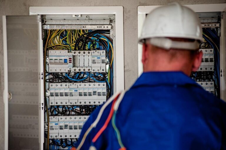 Elektricien Ridderkerk voert veilige reparatie uit aan elektrische installatie met professioneel vakwerk en spoedservice besc