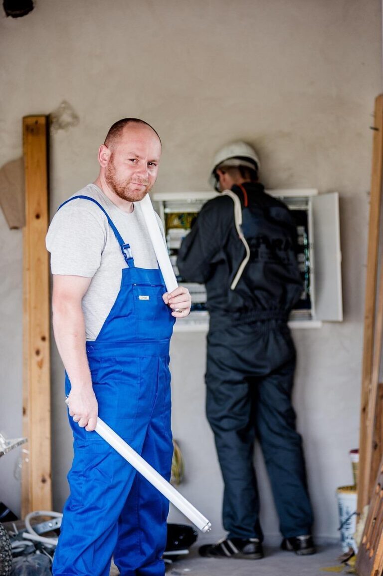 Professionele elektricien Vlaardingen die elektrische installaties inspecteert en onderhoudt voor veilige en betrouwbare stro