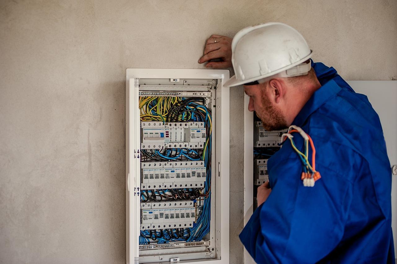 Elektricien Doorn werkt aan elektrische installatie in woning met professionele gereedschappen