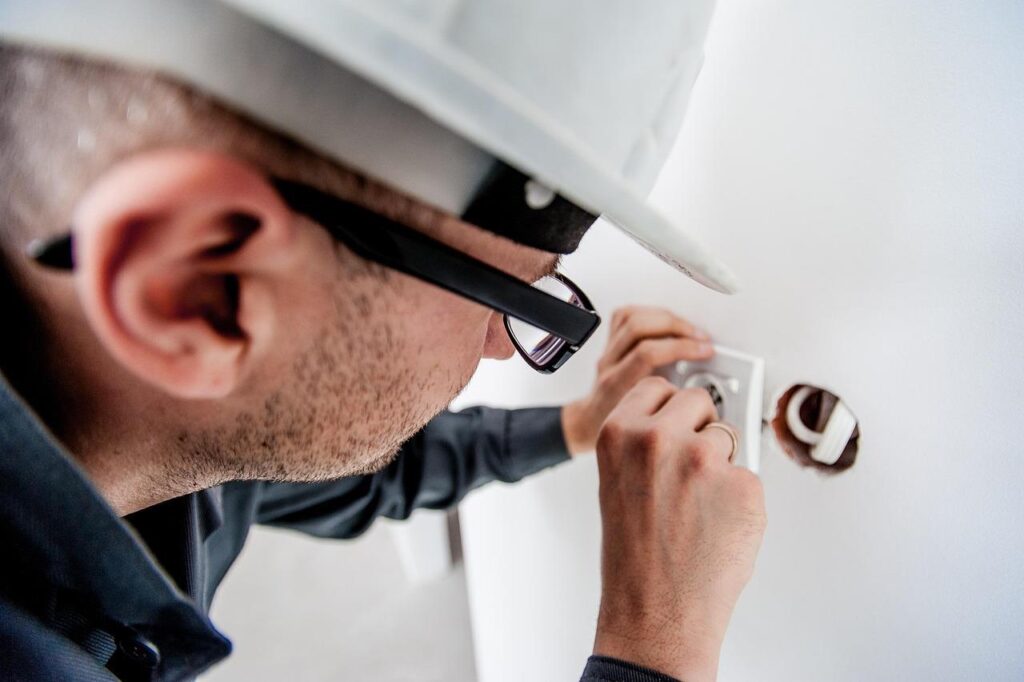 Elektricien Monster met tools en meetapparatuur voor diagnostiek en reparatie van snelle storingen