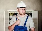 Professionele elektricien Hoofddorp voert veilige reparatie uit aan elektrische installatie